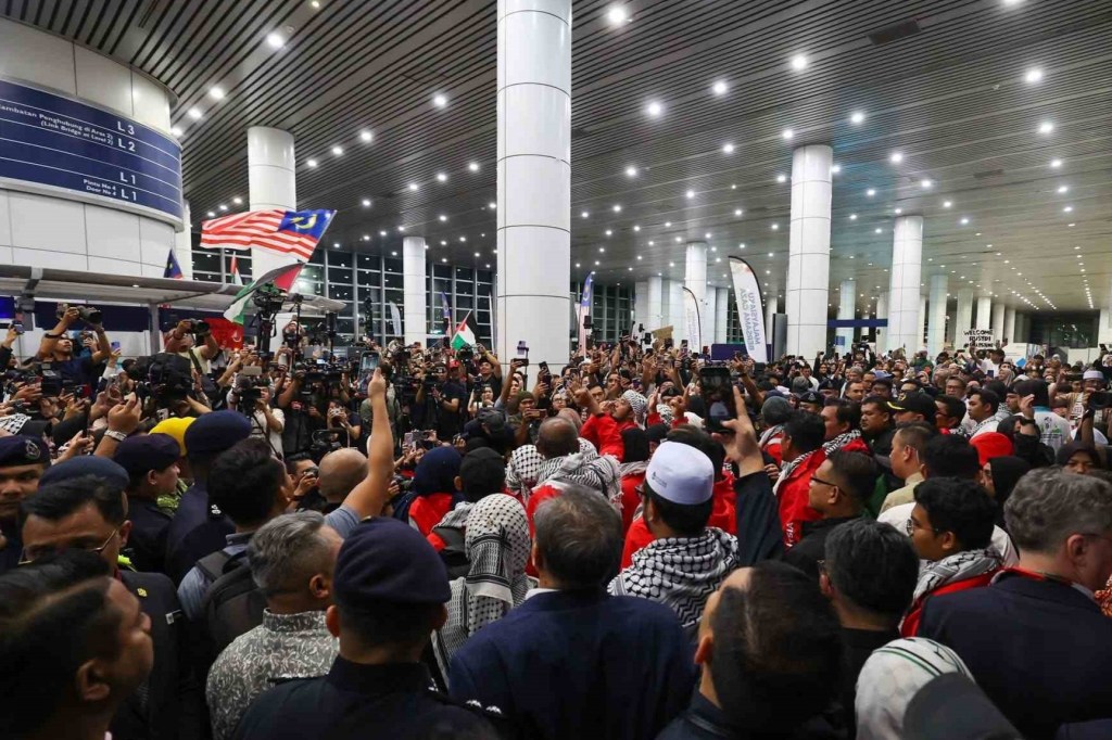 ماليزيا تستقبل ناشطي “أسطول الصمود” بعد احتجازهم من قبل الاحتلال&nbsp;الإسرائيلي