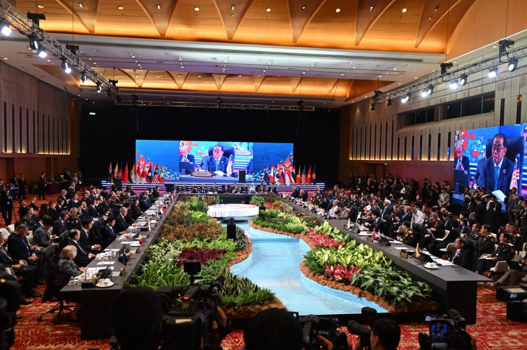 (آسيان) توبّخ القوى الكبرى بلغة ناعمة: التزموا بما وقّعتم&nbsp;عليه