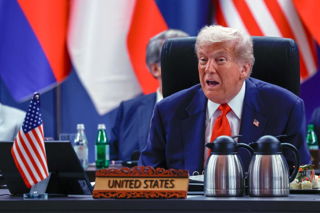 ترامب يغازل بكين من كوالالمبور: “اتفاق قريب مع&nbsp;الصين”