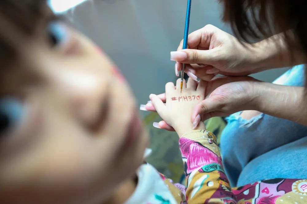 ماليزيا تعيد فتح جرح الطائرة المفقودة منذ أكثر من عقد بحثا عن&nbsp;الحقيقة